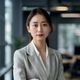 91 club产品总监陈晓雨，年轻女性，专注认真神情，穿米色外套，背景为现代办公室